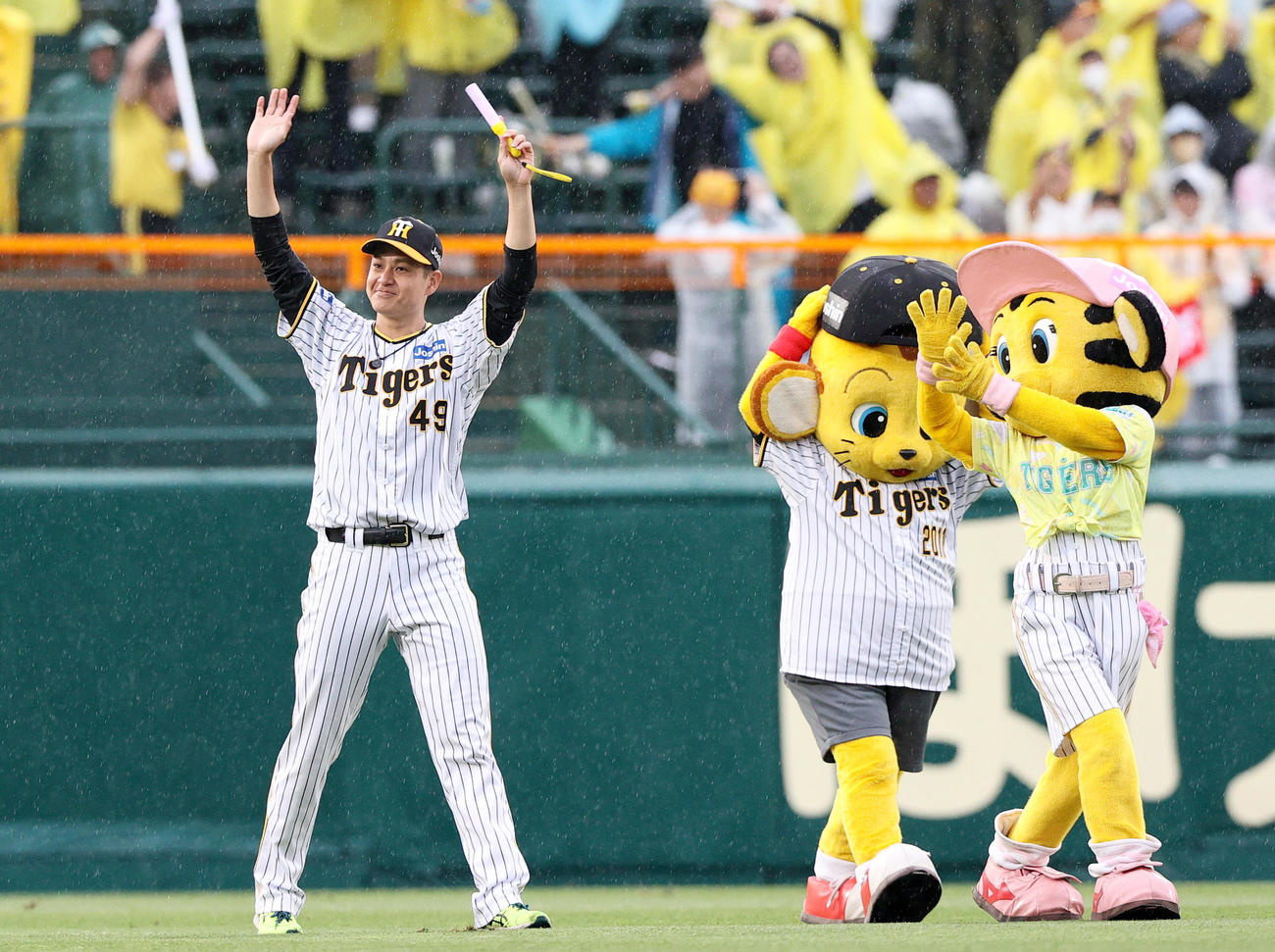 阪神対DeNA　ヒーローの大竹は大歓声を送るファンにあいさつする（撮影・上山淳一）