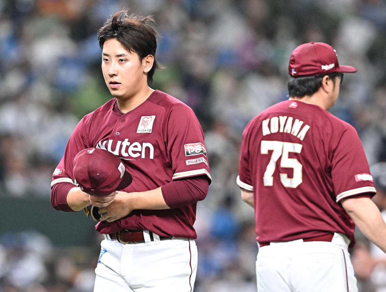 西武対楽天　5回裏、交代しベンチへ引き揚げる楽天先発藤平（左）（撮影・滝沢徹郎）