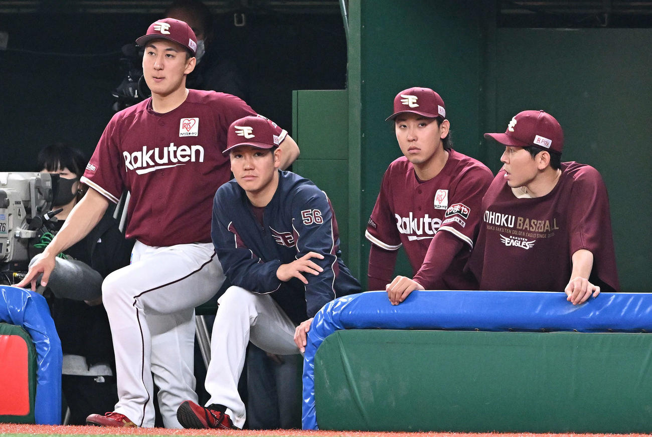 西武対楽天　9回表、戦況を見つめる楽天藤平（左から3人目）ら選手たち（撮影・滝沢徹郎）