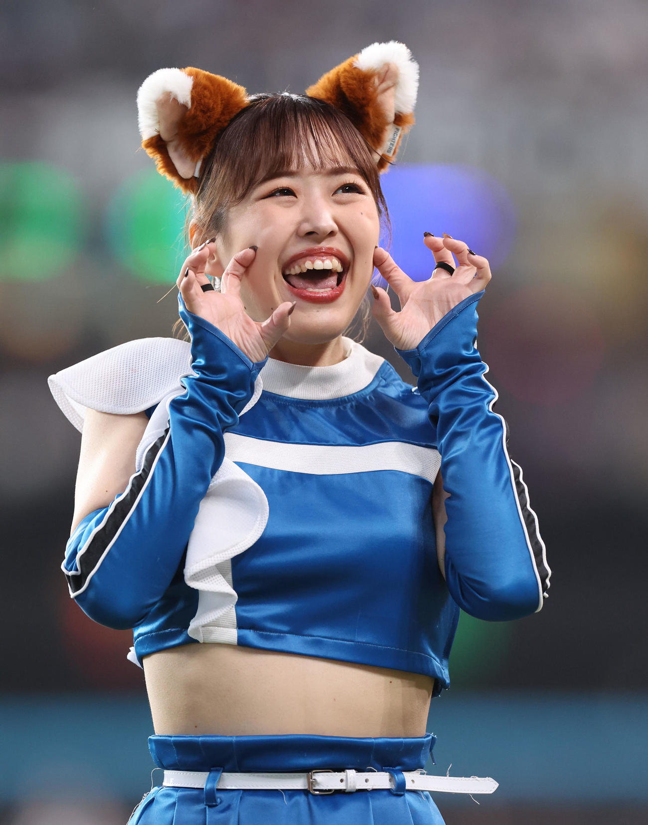 日本ハム対ロッテ　「きつねダンス」を踊るファイターズガール（撮影・佐藤翔太）