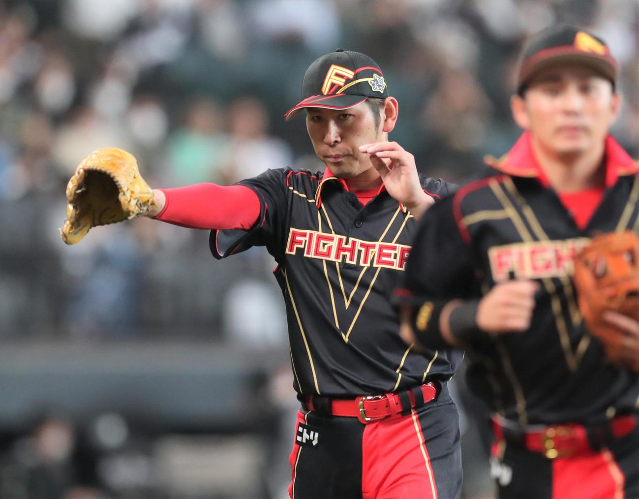 日本ハム対ロッテ　3回表、打者を3人で抑える加藤貴（撮影・黒川智章）