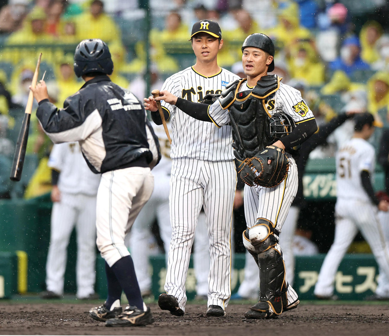 阪神対DeNA 7回表DeNA2死一塁、浜地（中央）は伊藤のバットを折り二飛に仕留め無失点に終える。右は坂本（撮影・上山淳一）