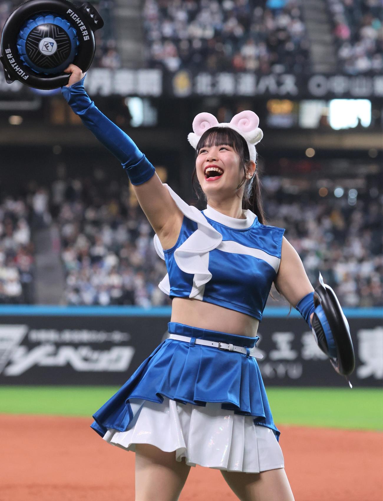 日本ハム対ロッテ　ジンギスカンダンスを踊るファイターズガール（撮影・黒川智章）