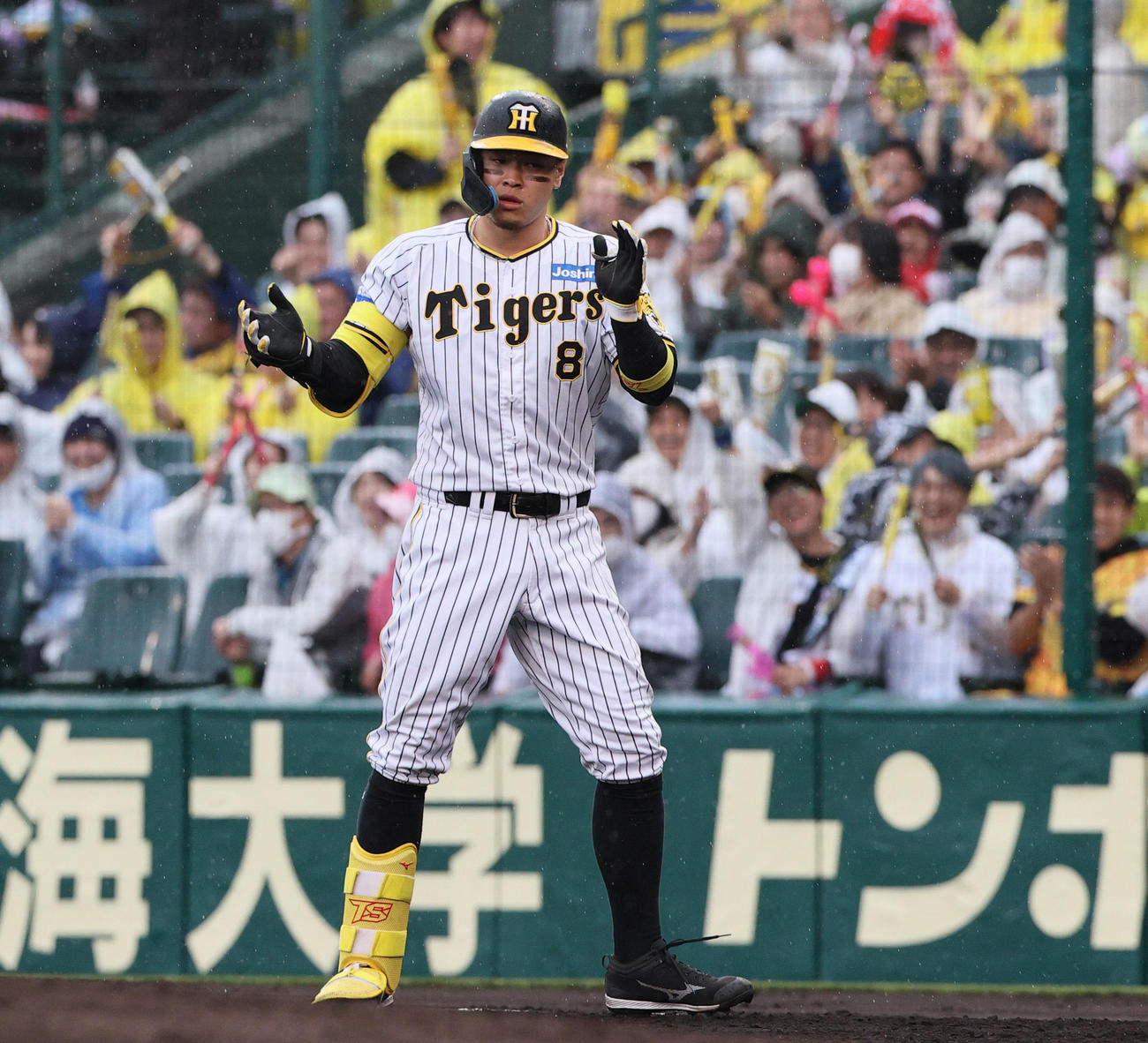 阪神DeNA 3回裏阪神1死一、二塁、佐藤輝明は中前適時打を放つ（撮影・上山淳一）