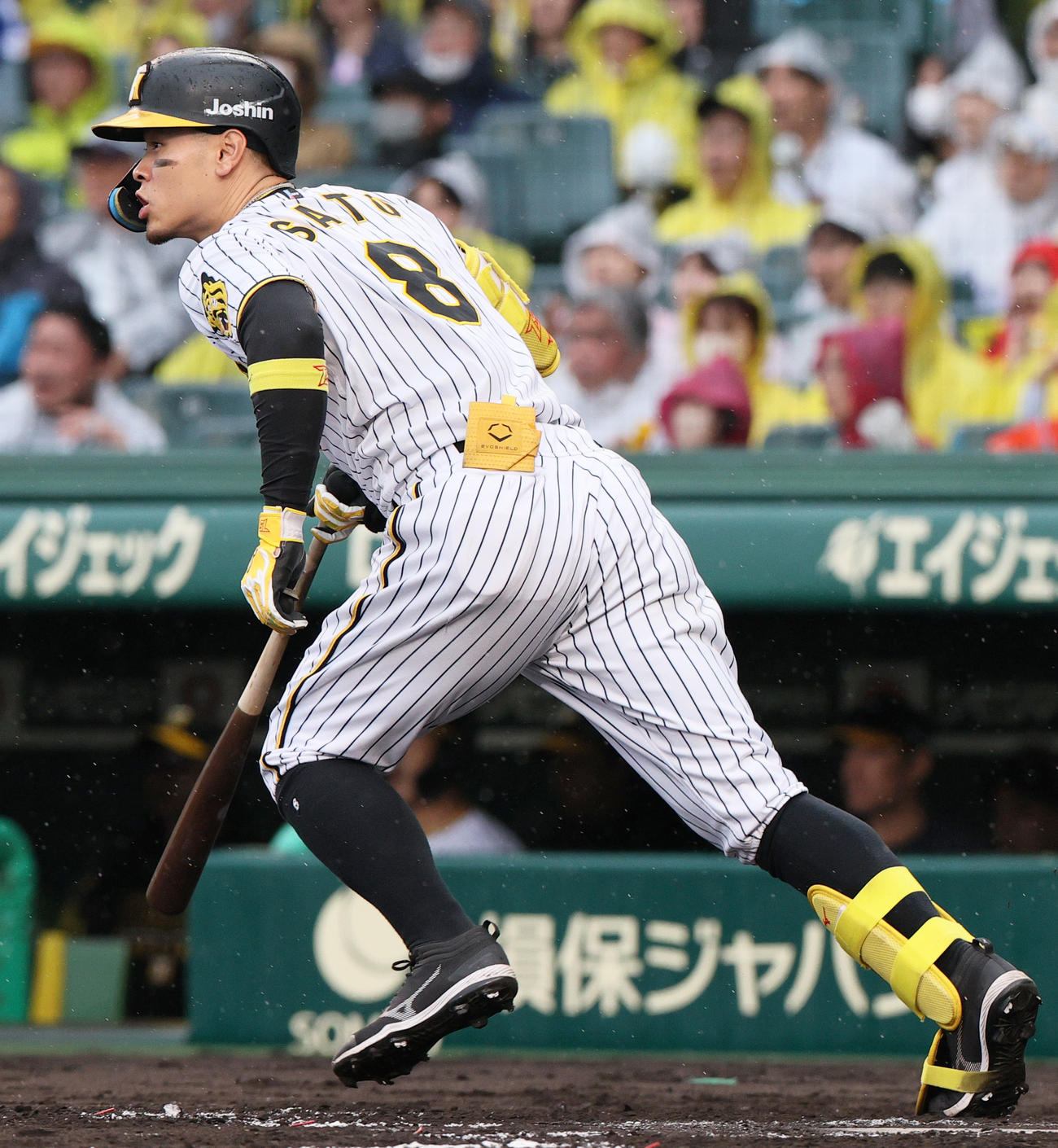 阪神DeNA 3回裏阪神1死一、二塁、佐藤輝明は中前適時打を放つ（撮影・上山淳一）