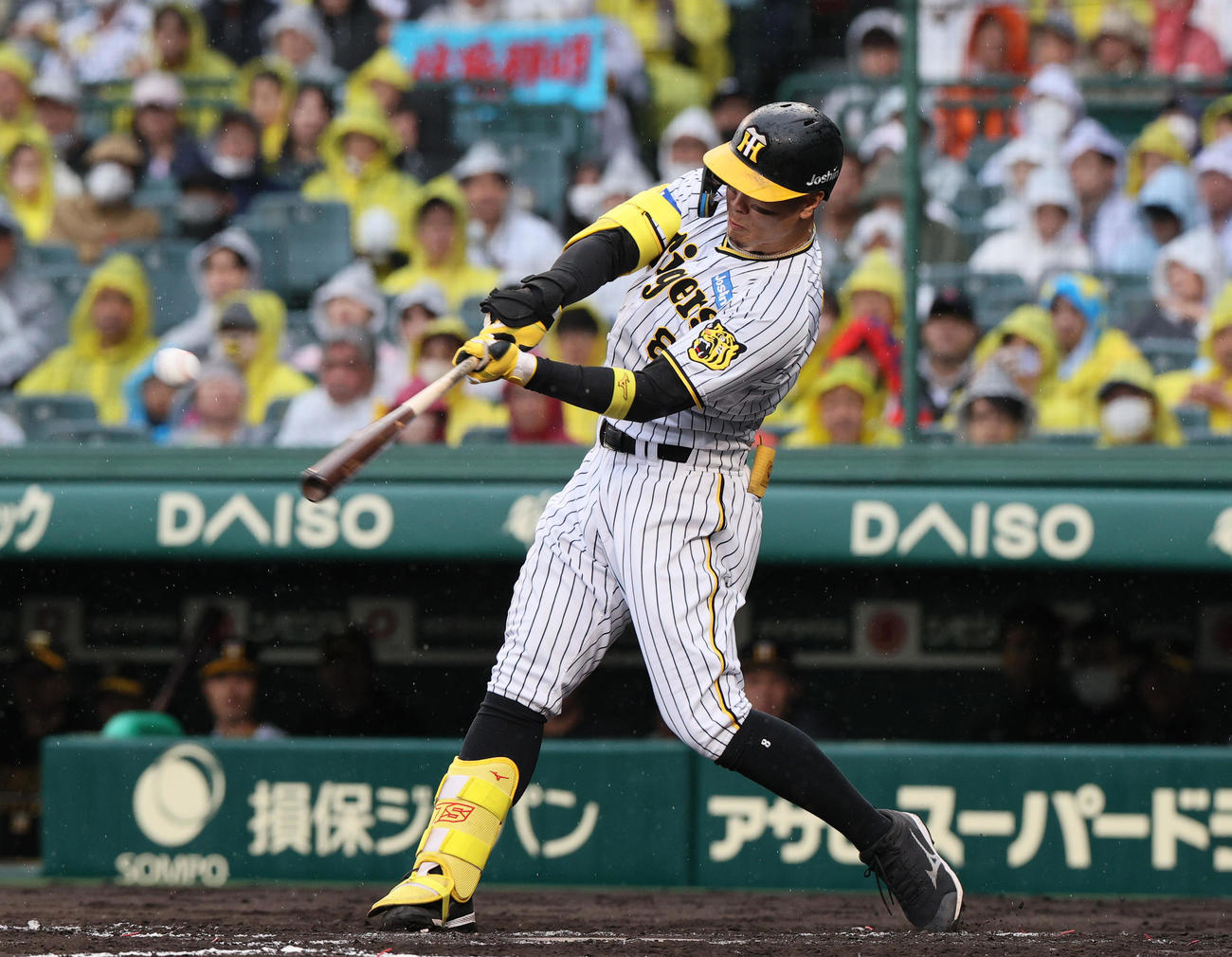 阪神DeNA 3回裏阪神1死一、二塁、佐藤輝明は中前適時打を放つ（撮影・上山淳一）