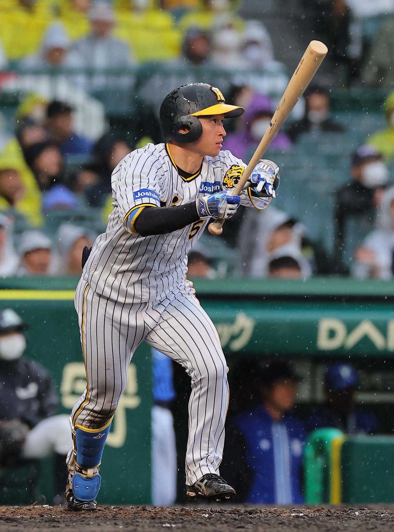 8回裏阪神1死二塁、近本は中越えに適時二塁打を放つ（撮影・上田博志）