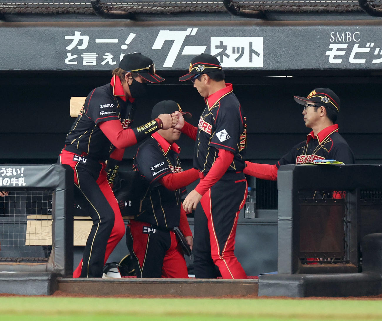 日本ハム対ロッテ　ロッテに勝利しコーチ陣とグータッチをする日本ハム新庄監督（左）（撮影・佐藤翔太）