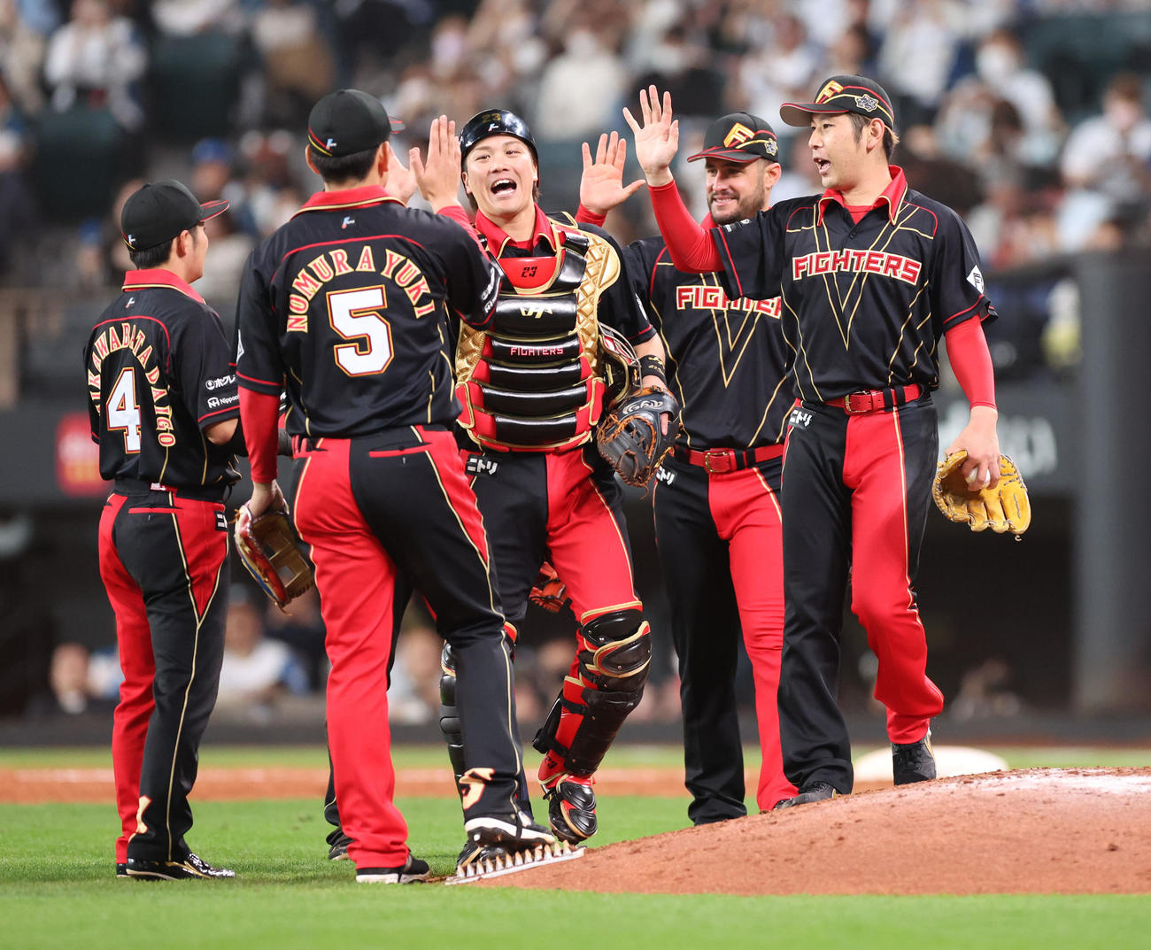 日本ハム対ロッテ　ロッテに勝利しナインを出迎える日本ハム新庄監督（中央）（撮影・佐藤翔太）