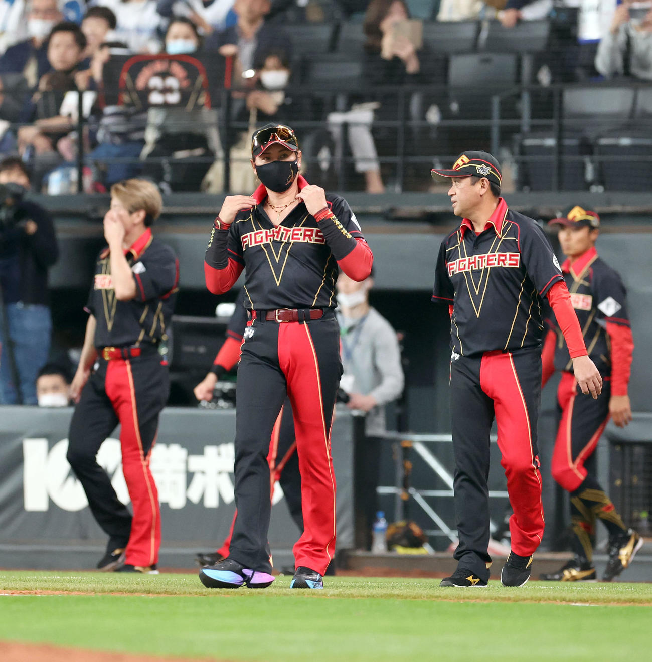 日本ハム対ロッテ　ロッテに勝利し、自らプロデュースしデザインしたユニホームの襟を直しながらナインを出迎える日本ハム新庄監督（撮影・佐藤翔太）