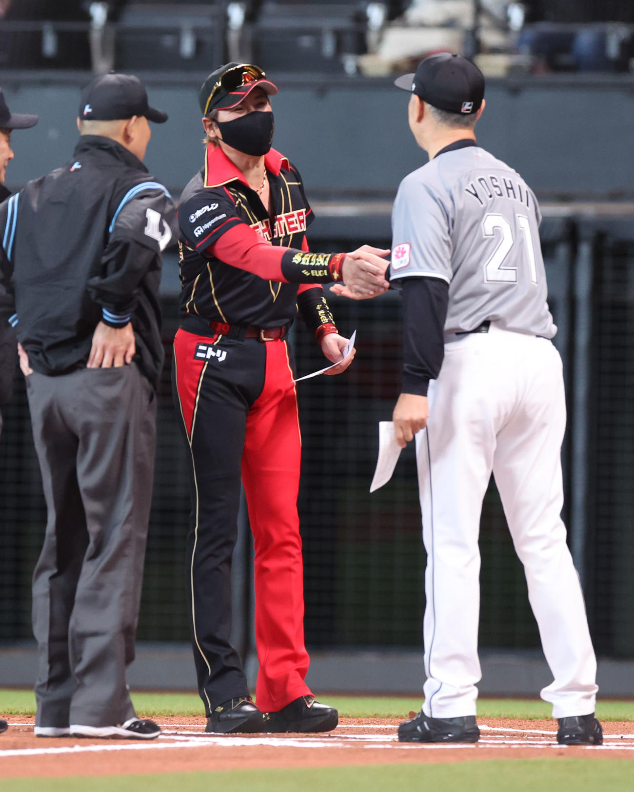日本ハム対ロッテ　試合前、メンバー表を交換する日本ハム新庄監督（左後方）とロッテ吉井監督（撮影・佐藤翔太）
