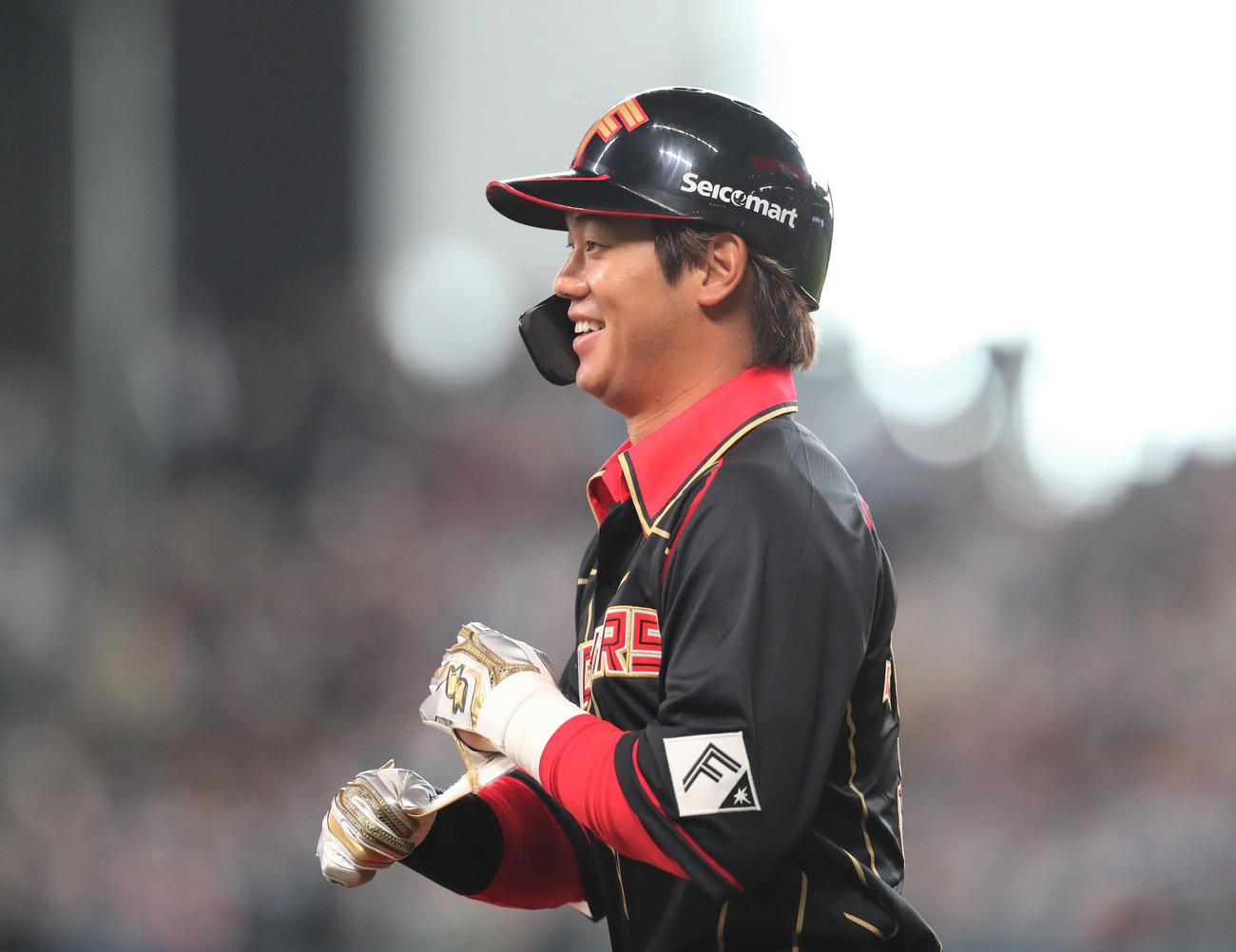 日本ハム対ロッテ　3回裏日本ハム2死一、三塁、三前適時内野安打を放ち笑顔の福田光（撮影・黒川智章）