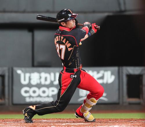 日本ハム対ロッテ　3回裏日本ハム2死一、三塁、左中間に3点本塁打を放つ江越（撮影・黒川智章）