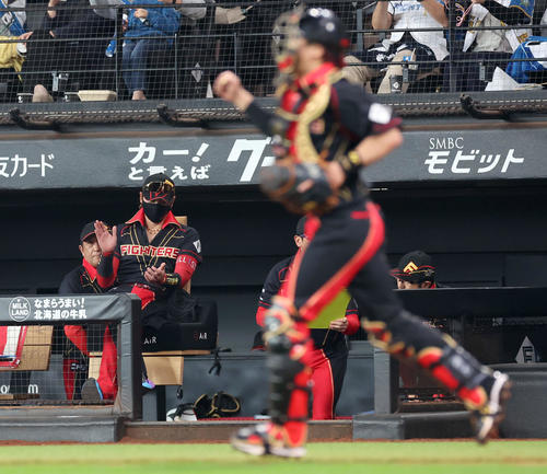日本ハム対ロッテ　ロッテに勝利し手をたたく日本ハム新庄監督（左後方）（撮影・佐藤翔太）