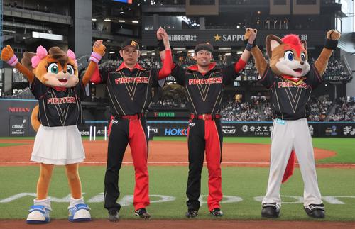 日本ハム対ロッテ　試合後、笑顔の加藤貴（左）と江越（撮影・黒川智章）