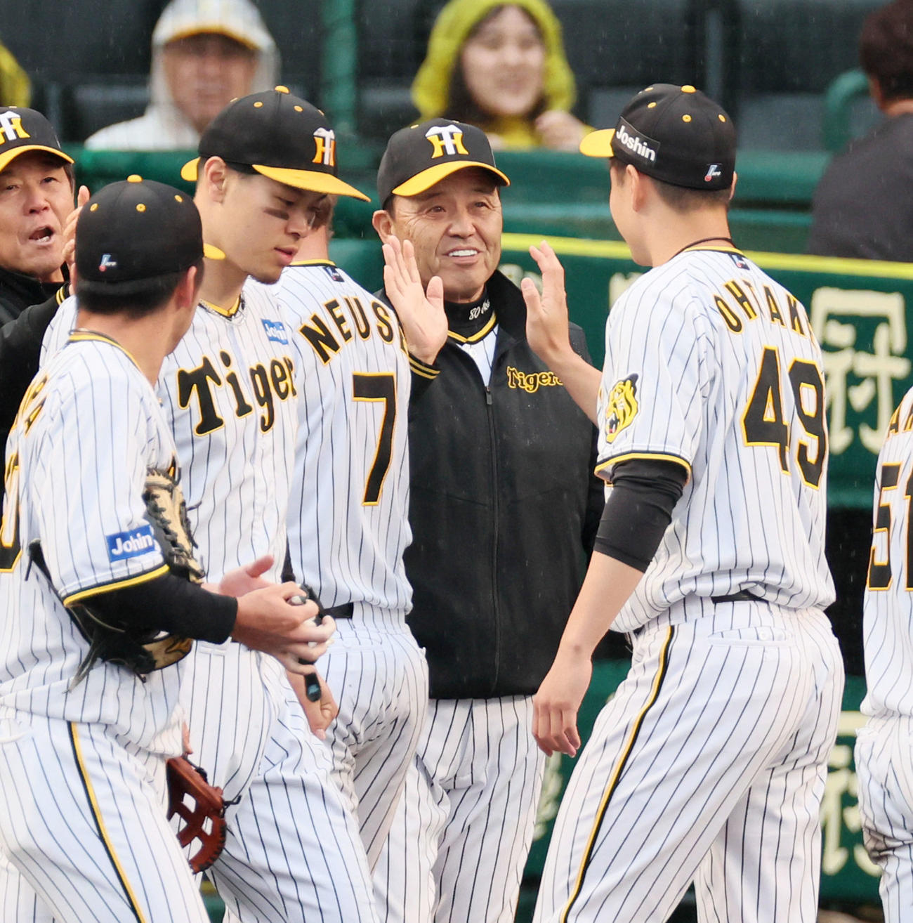 阪神対DeNA DeNAに勝利し大竹（右）とタッチする岡田監督（撮影・加藤哉）