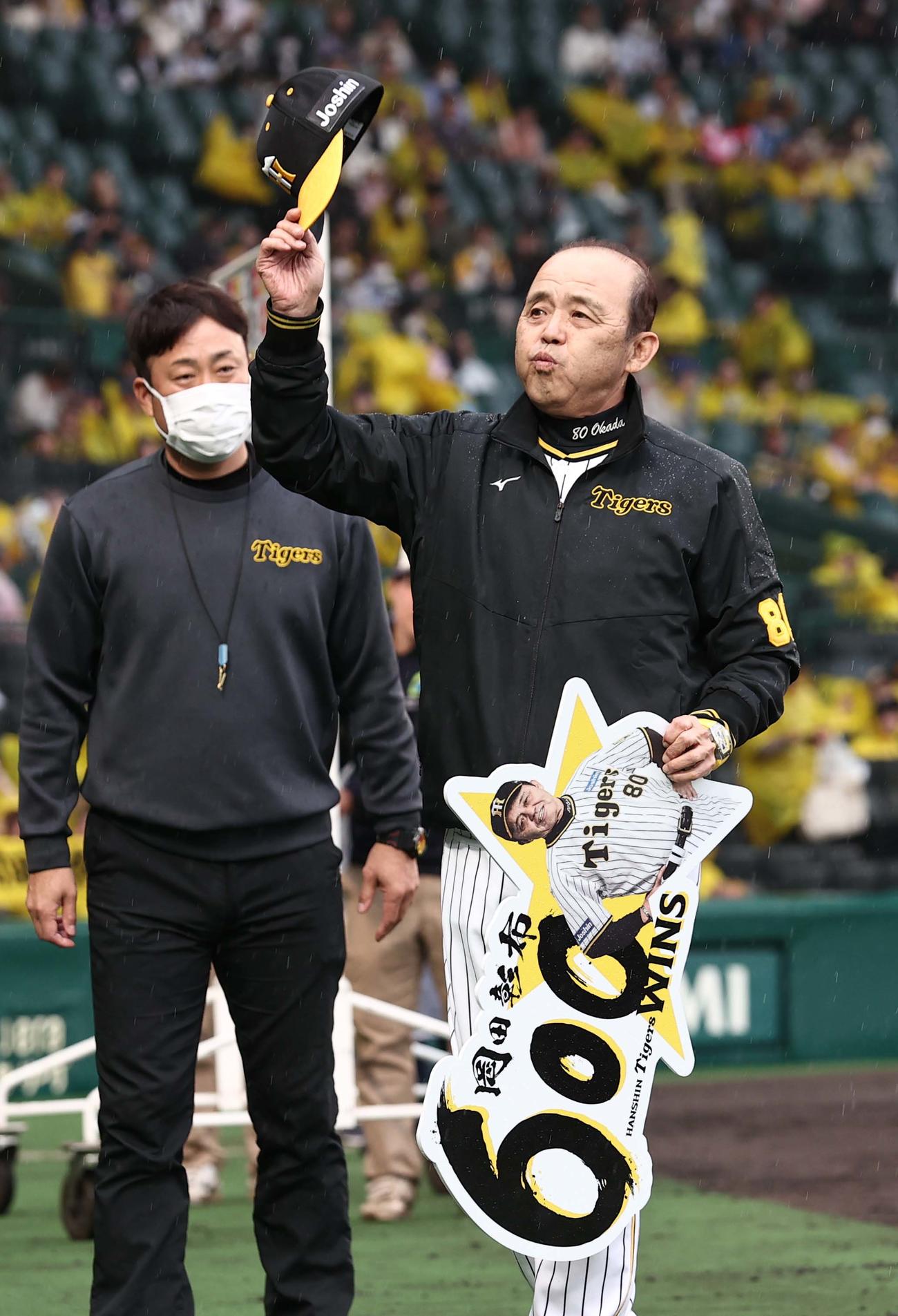 阪神対DeNA　監督通算600勝をあげた岡田監督はファンの歓声に帽子を上げて応える（撮影・上田博志）