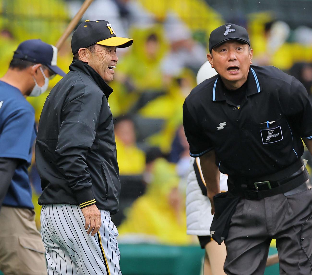 阪神対DeNA　選手交代を告げる岡田監督（撮影・上田博志）