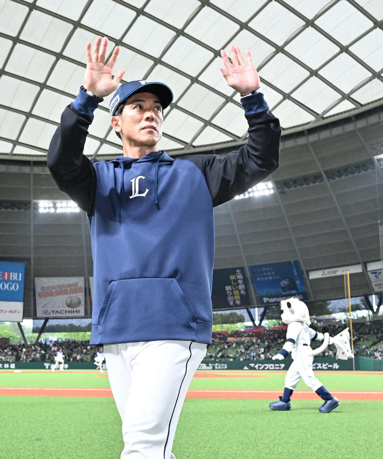 西武対楽天　試合後、ファンに手を振る西武松井監督（撮影・滝沢徹郎）