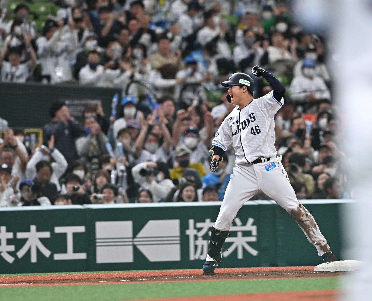 西武対楽天　4回裏西武2死満塁、鈴木は中越え3点適時三塁打を放ちベンチへ向かいガッツポーズする（撮影・滝沢徹郎）