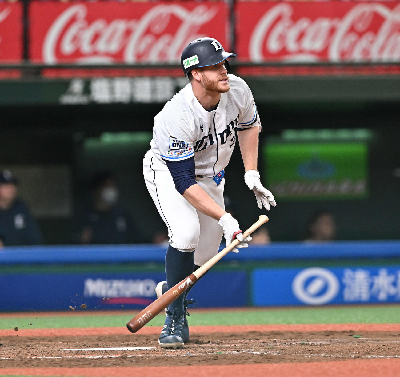 西武対楽天　5回裏西武2死一、二塁、マキノンは右翼に2点適時三塁打を放つ（撮影・滝沢徹郎）