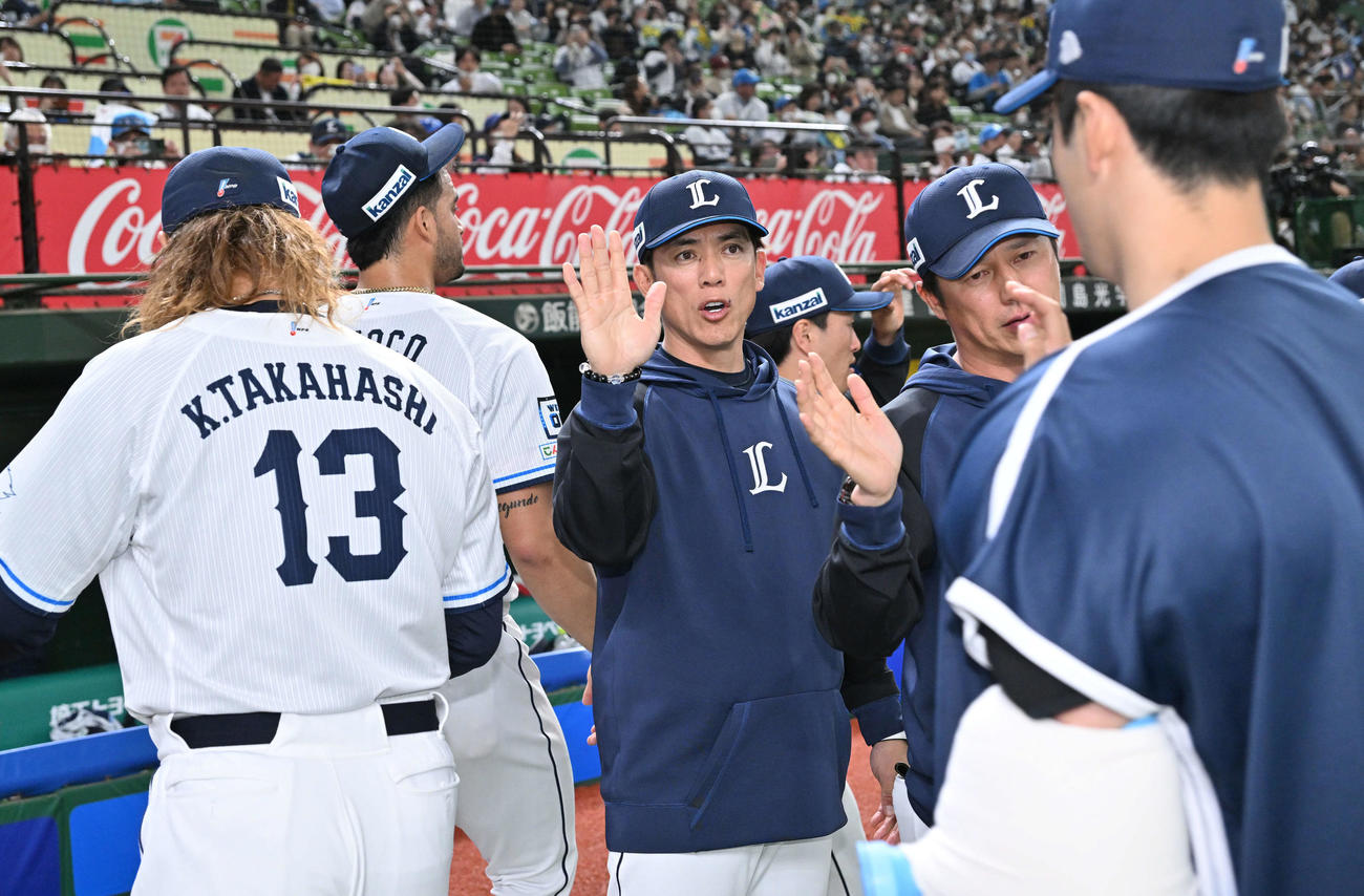 西武対楽天　試合に勝利し選手たちとタッチをかわす西武松井監督（左から3人目）（撮影・滝沢徹郎）