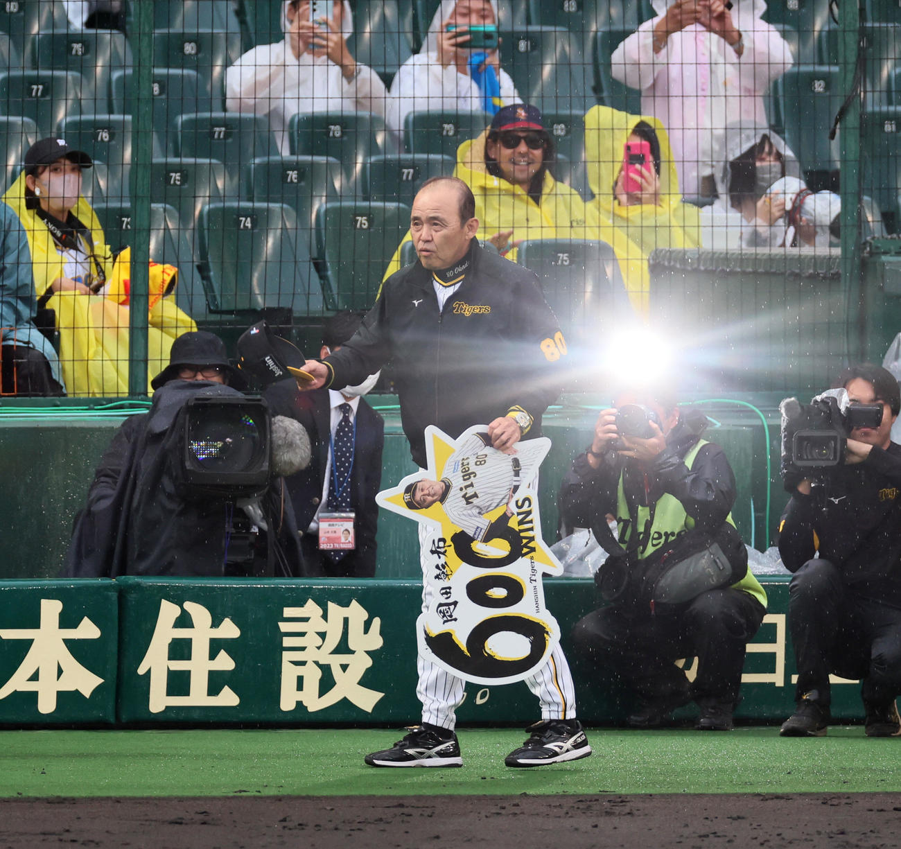 監督通算600勝を挙げた岡田監督は、フラッシュを浴びながら一礼する（撮影・加藤哉）
