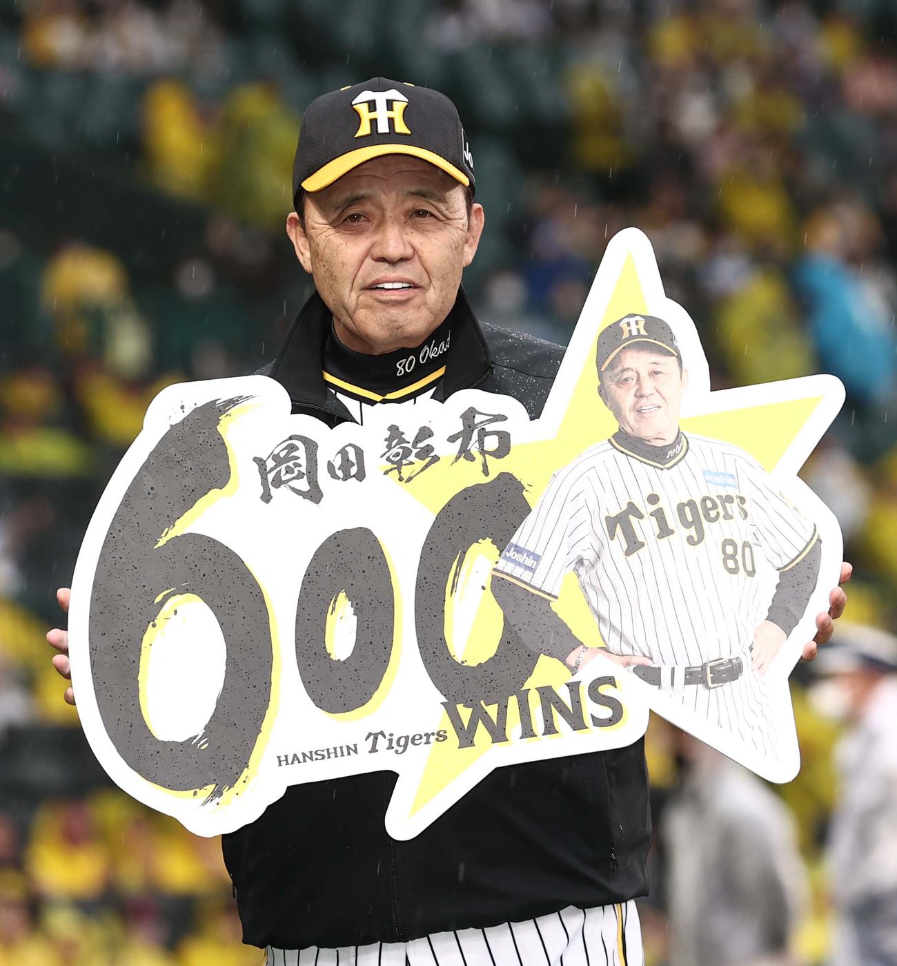 監督通算600勝をあげ笑顔を見せる岡田監督（撮影・上田博志）