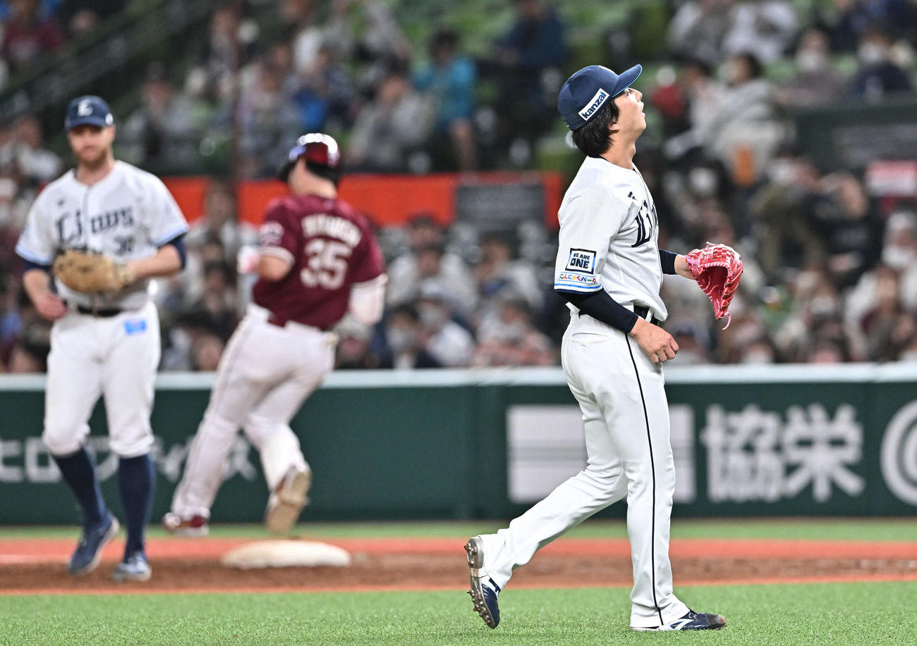 西武対楽天　9回表楽天2死一塁、島内（中央）を投ゴロに打ち取り試合を締めた森脇（右）（撮影・滝沢徹郎）