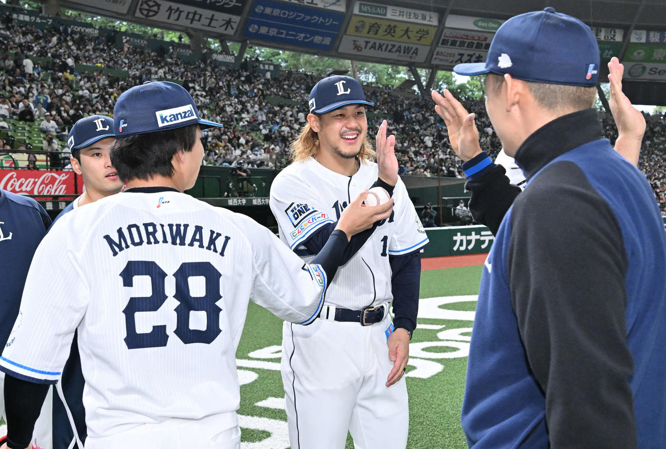 西武対楽天　試合後、チームメートとタッチをかわす勝利投手の西武高橋（左から3人目）（撮影・滝沢徹郎）