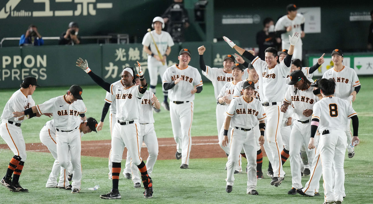 巨人対広島　12回裏巨人2死満塁、ブリンソンの中前適時打でサヨナラ勝ちし歓喜の輪を作る巨人ナイン（撮影・横山健太）