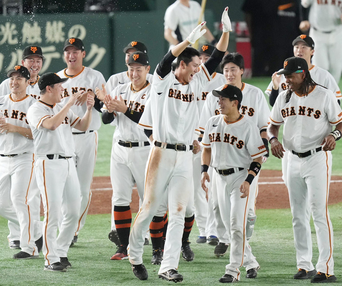 巨人対広島　12回裏巨人2死満塁、ブリンソンの中前適時打でサヨナラ勝ちし歓喜する秋広（中央）（撮影・横山健太）