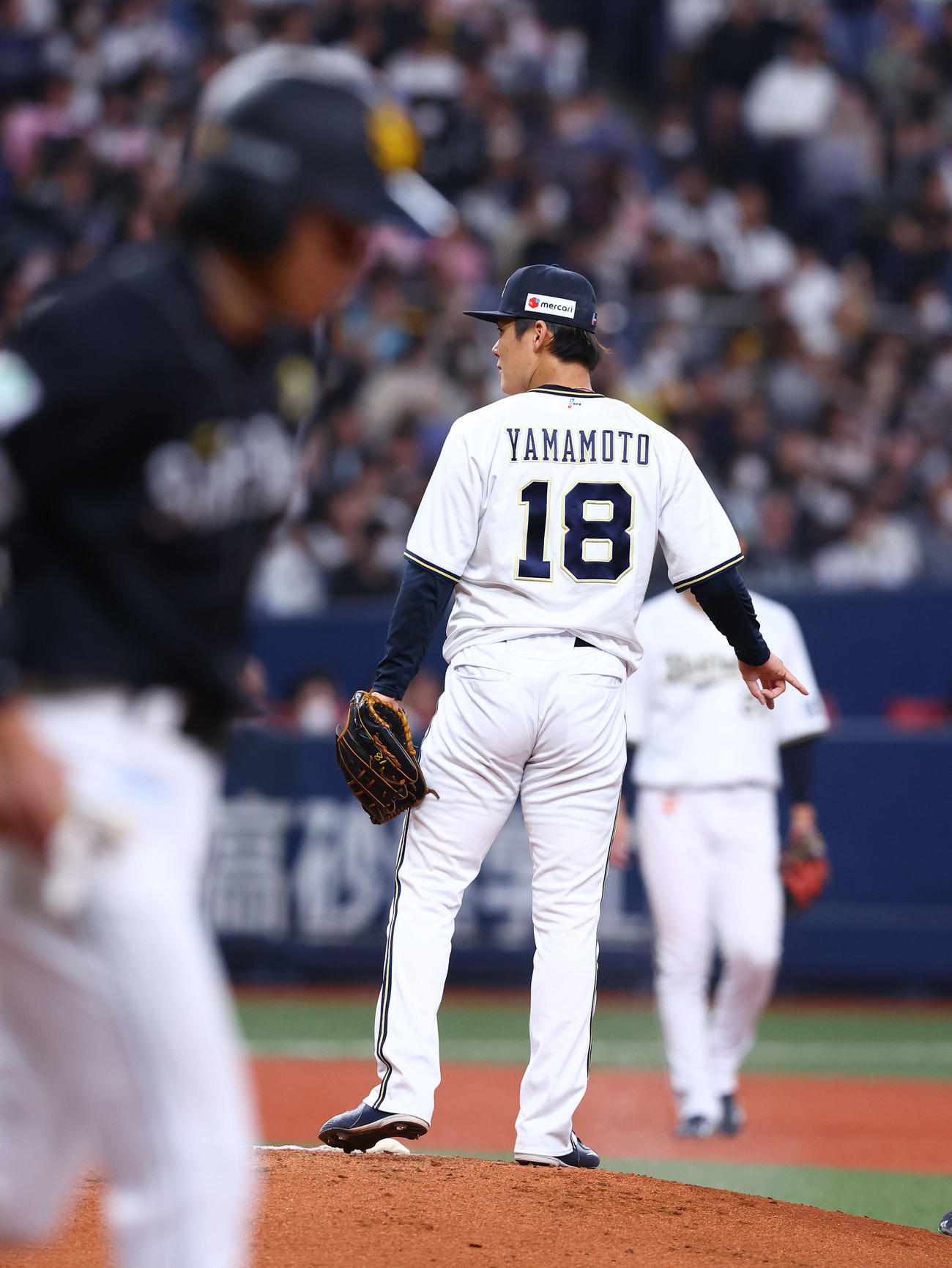 オリックス対ソフトバンク　3回表ソフトバンク2死一、二塁、柳田（手前）に押し出しの四球を許したオリックス山本（撮影・藤尾明華）