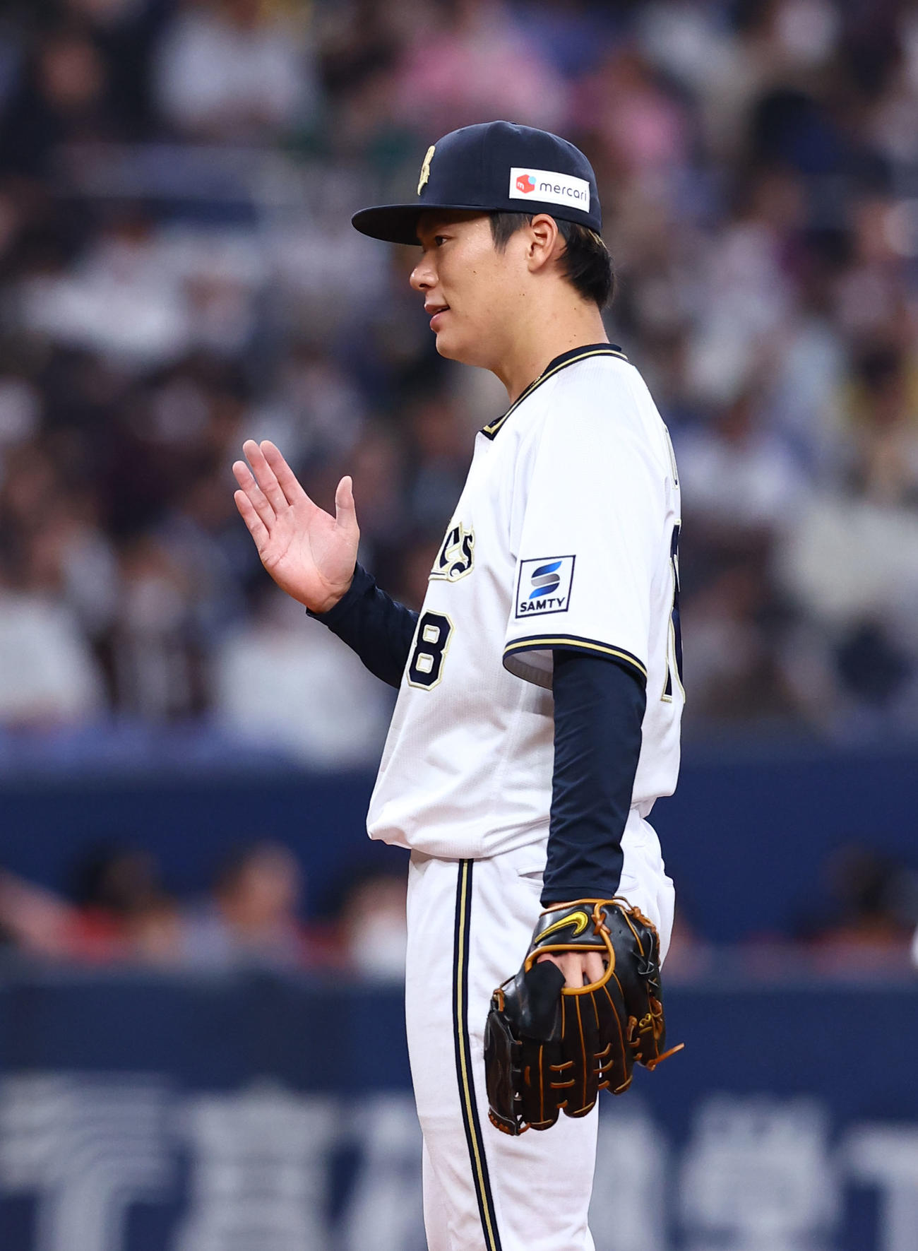 オリックス対ソフトバンク　3回表ソフトバンク2死一、二塁、柳田に押し出しの四球を許したオリックス山本（撮影・藤尾明華）
