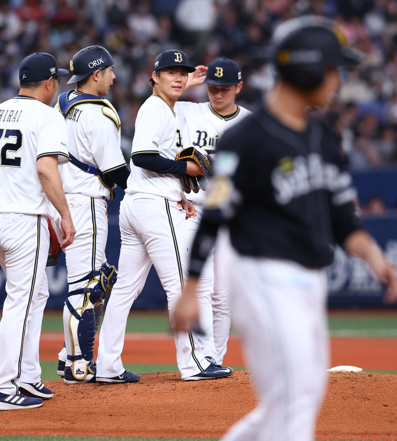 オリックス対ソフトバンク　3回表ソフトバンク2死一、二塁、近藤（手前）に四球を与えたオリックス山本（中央）（撮影・藤尾明華）