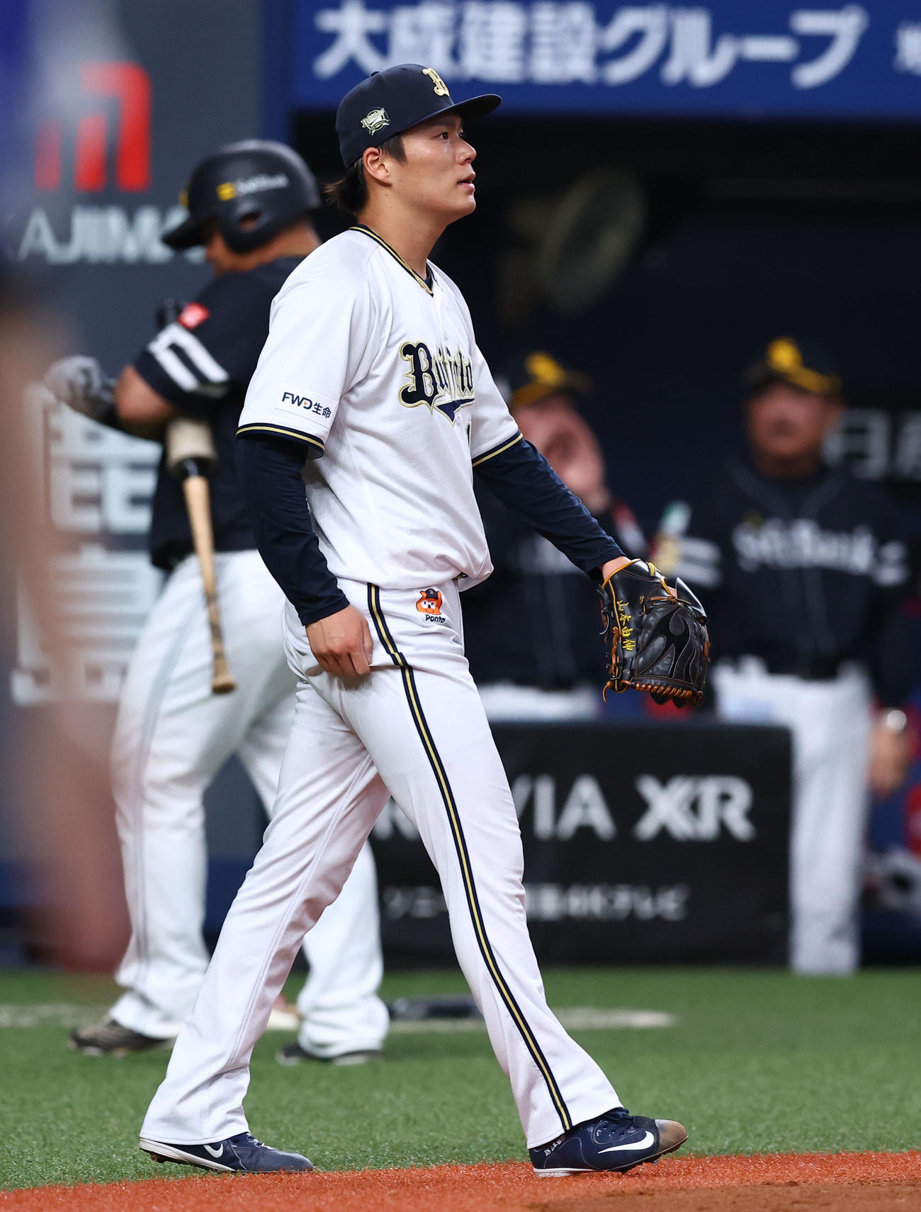 オリックス対ソフトバンク　3回表ソフトバンク2死満塁、栗原に同点打の2点打を許したオリックス山本（撮影・藤尾明華）