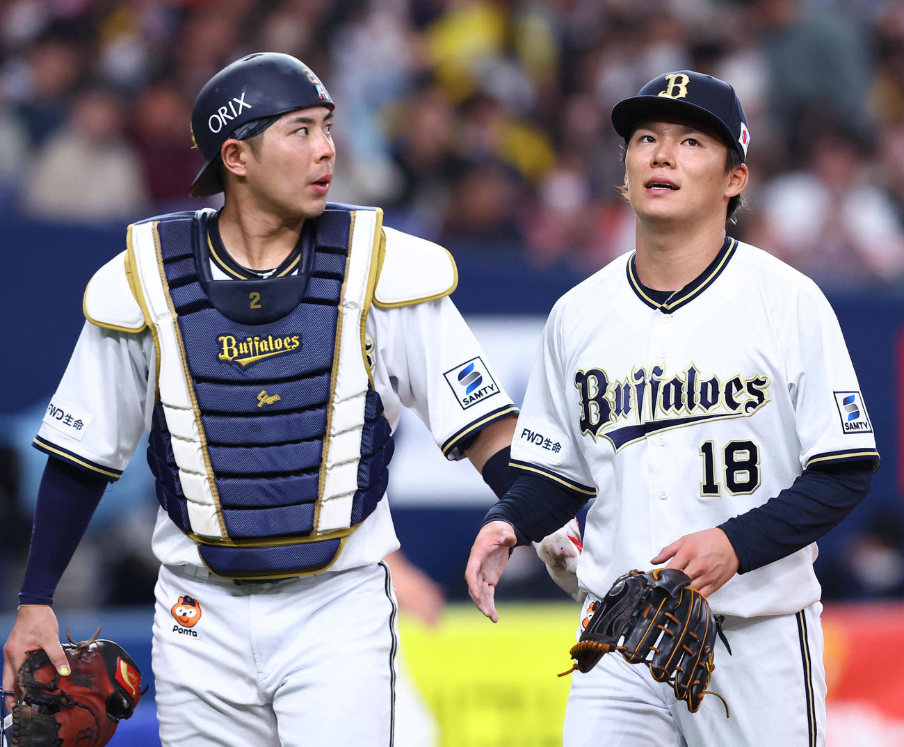 オリックス対ソフトバンク　3回表に同点とされベンチに戻る山本（右）と捕手若月（撮影・藤尾明華）