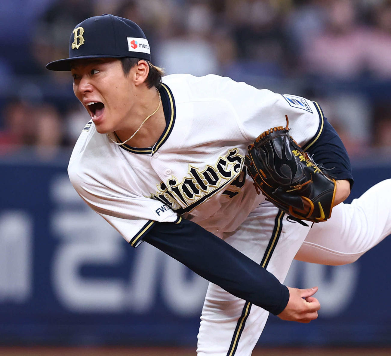 オリックス対ソフトバンク　声を出しながら力投するオリックス先発の山本（撮影・藤尾明華）