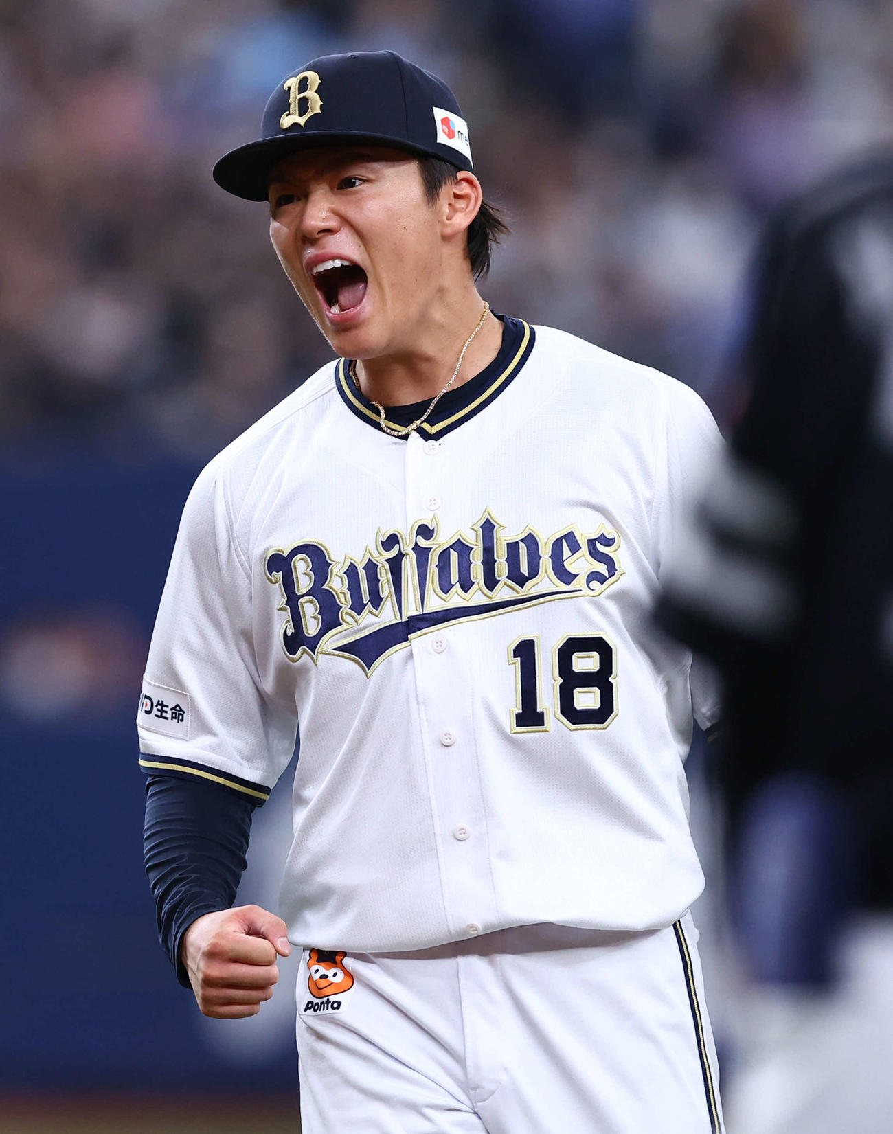 オリックス対ソフトバンク　6回表ソフトバンク2死一、二塁、川瀬を二ゴロに打ち取りガッツポーズするオリックス山本（撮影・藤尾明華）