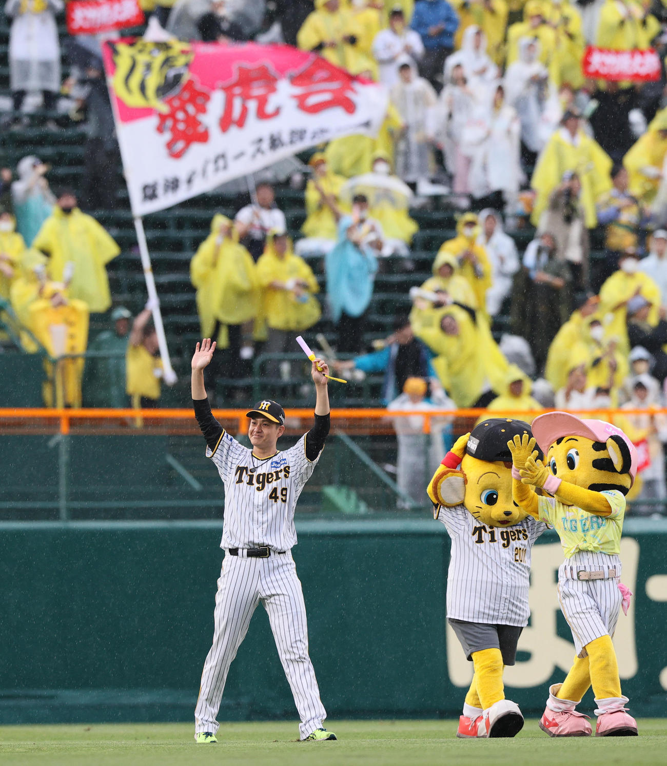 阪神対DeNA　ヒーローの大竹は大歓声を送るファンにあいさつする（撮影・上山淳一）