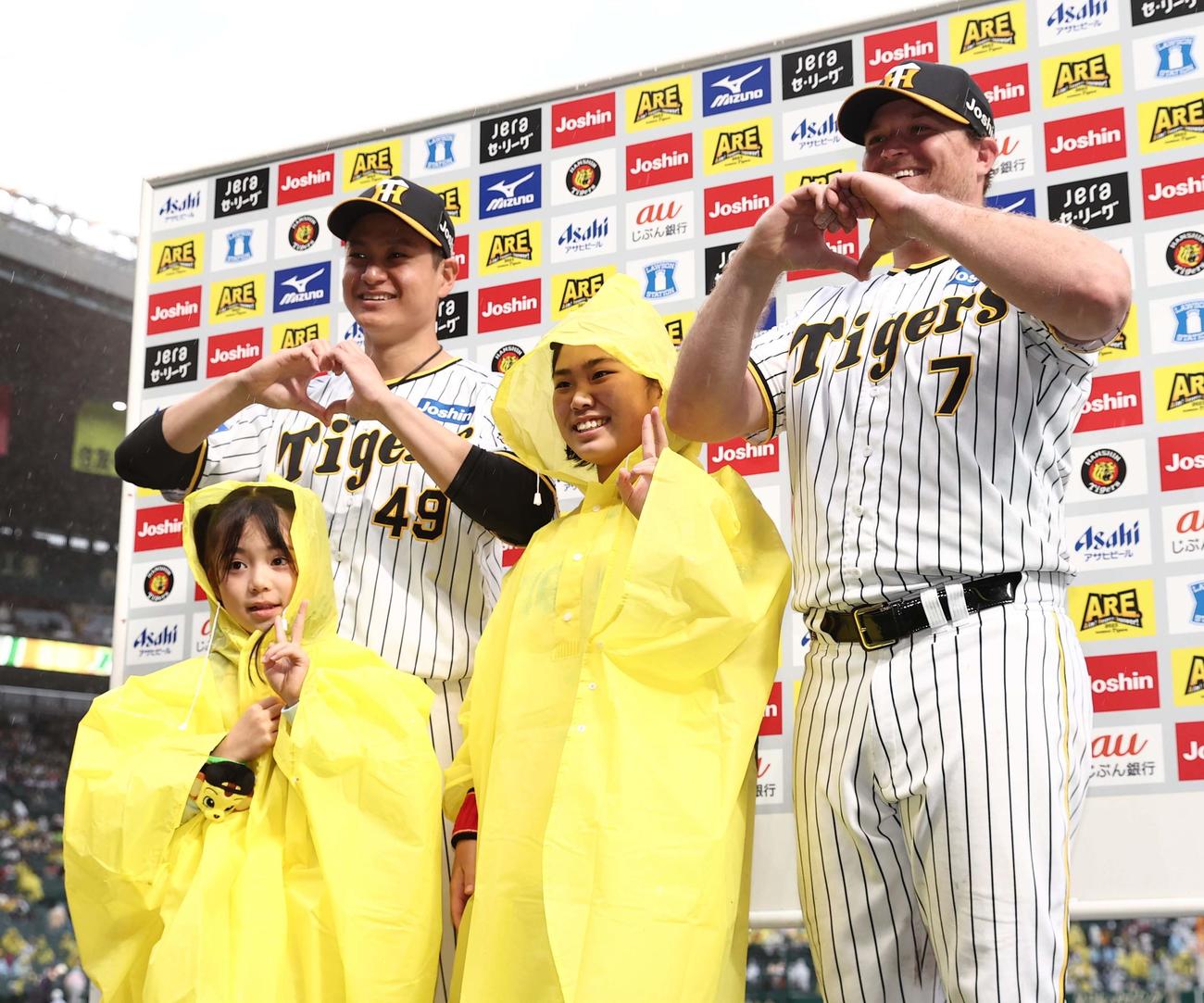 阪神対DeNA　女性ファンと記念撮影する大竹（左）とノイジー（撮影・上田博志）