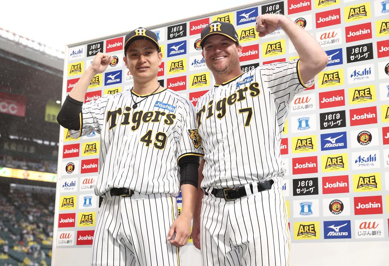 阪神対DeNA　お立ち台でガッツポーズをする大竹（左）とノイジー（撮影・上田博志）