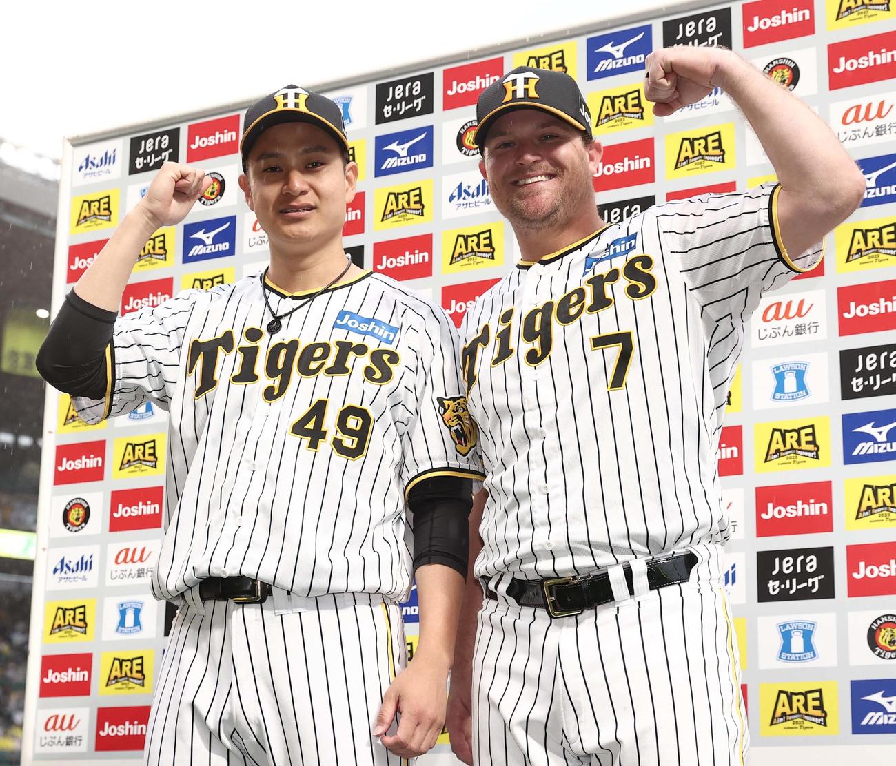 阪神対DeNA　お立ち台でガッツポーズをする大竹（左）とノイジー（撮影・上田博志）