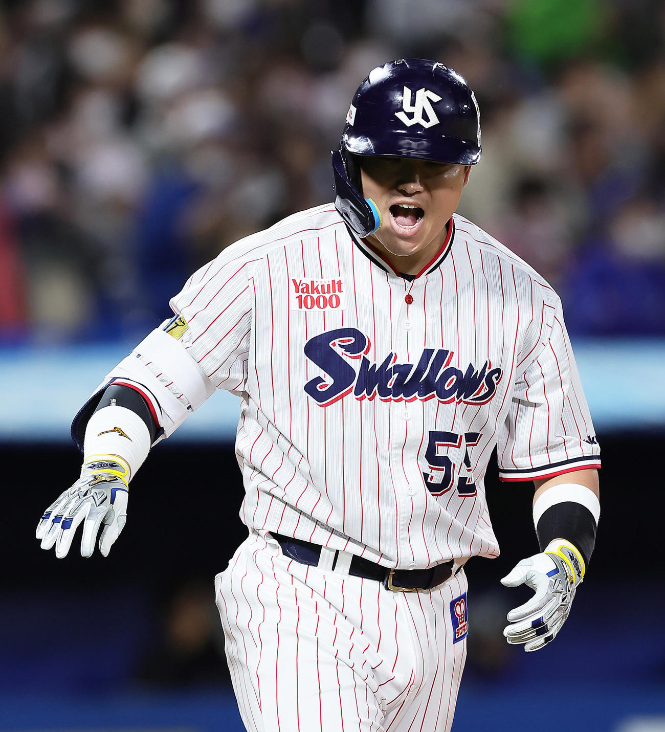 ヤクルト対中日　8回裏ヤクルト無死一塁、村上は右越え2点本塁打を放ち雄たけびを上げる（撮影・足立雅史）