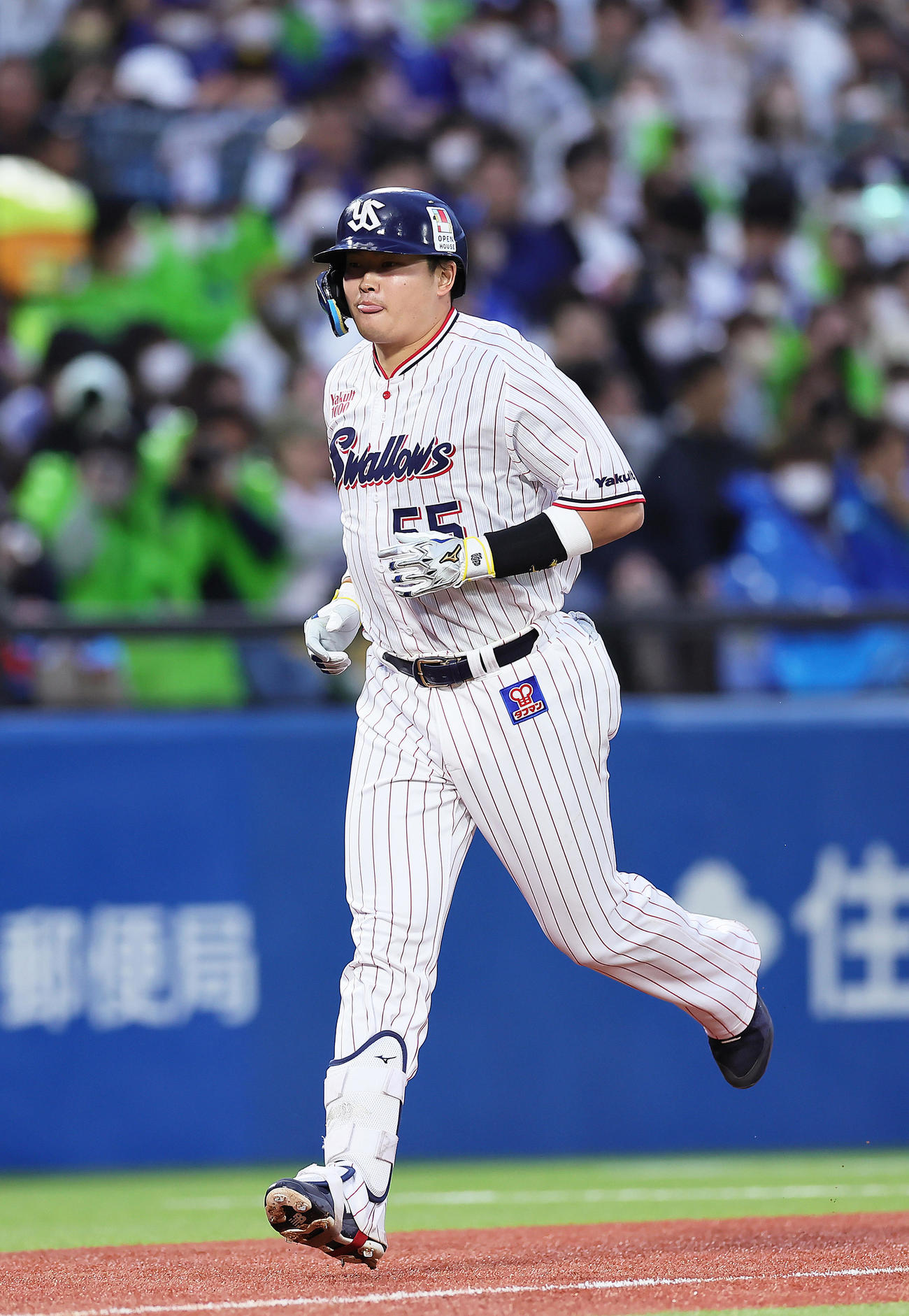 ヤクルト対中日1回裏ヤクルト2死二塁、左中間への2点本塁打を放ちダイヤモンドを1周する村上（撮影・足立雅史）