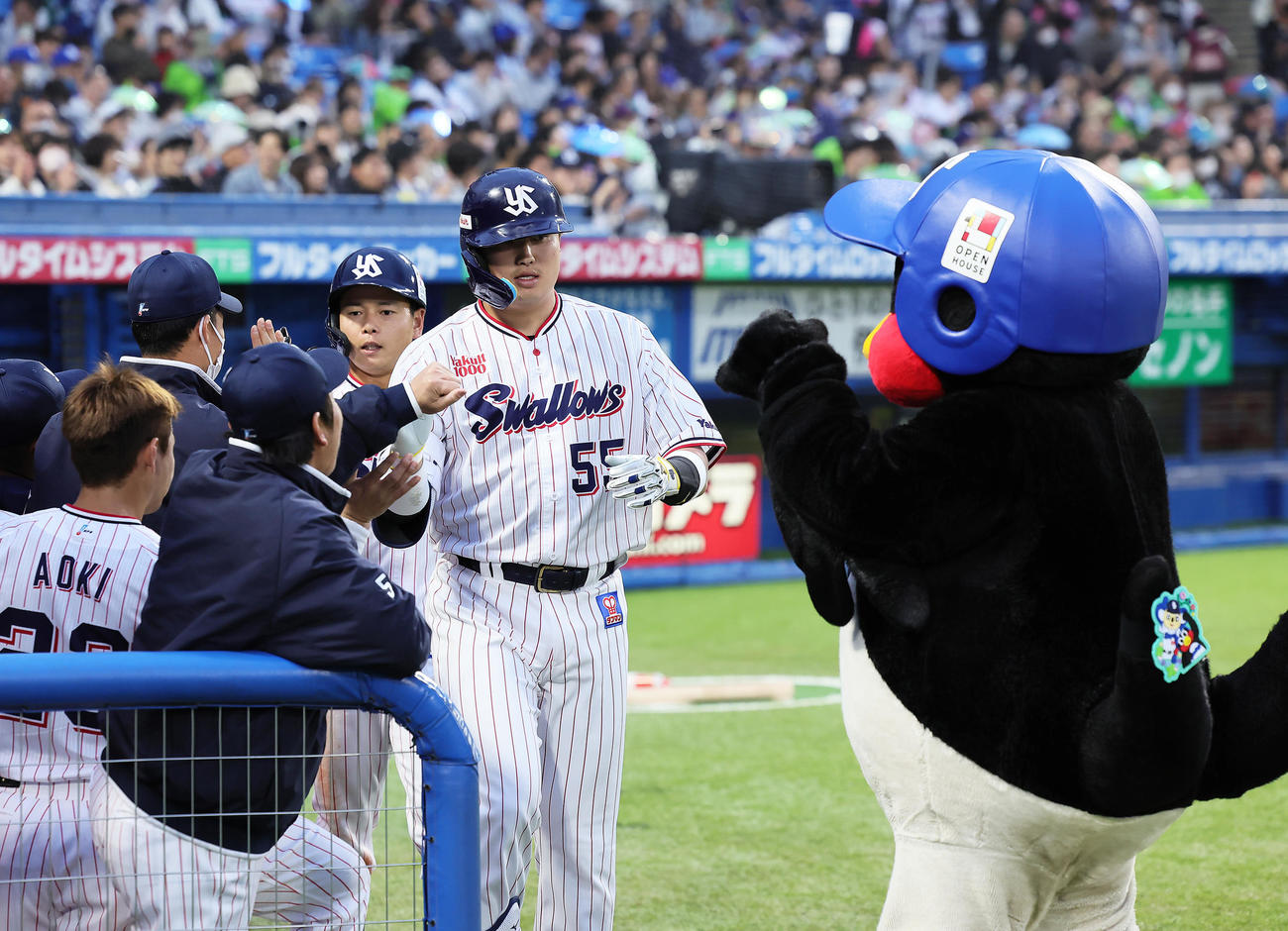 ヤクルト対中日1回裏ヤクルト2死二塁、左中間への2点本塁打を放ちタッチを交わす村上（撮影・足立雅史）