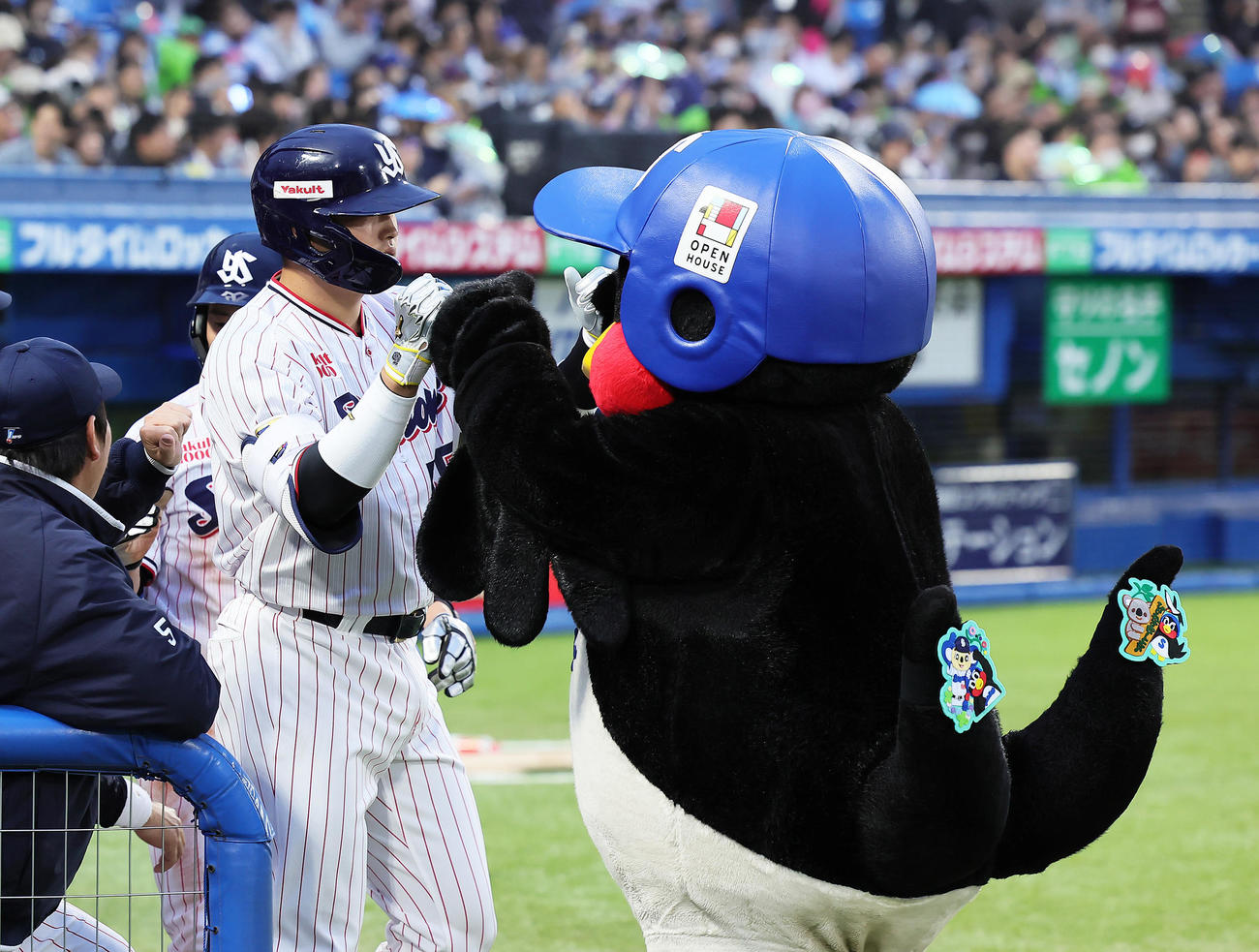 ヤクルト対中日1回裏ヤクルト2死二塁、左中間への2点本塁打を放ちつば九郎とタッチを交わす村上（撮影・足立雅史）