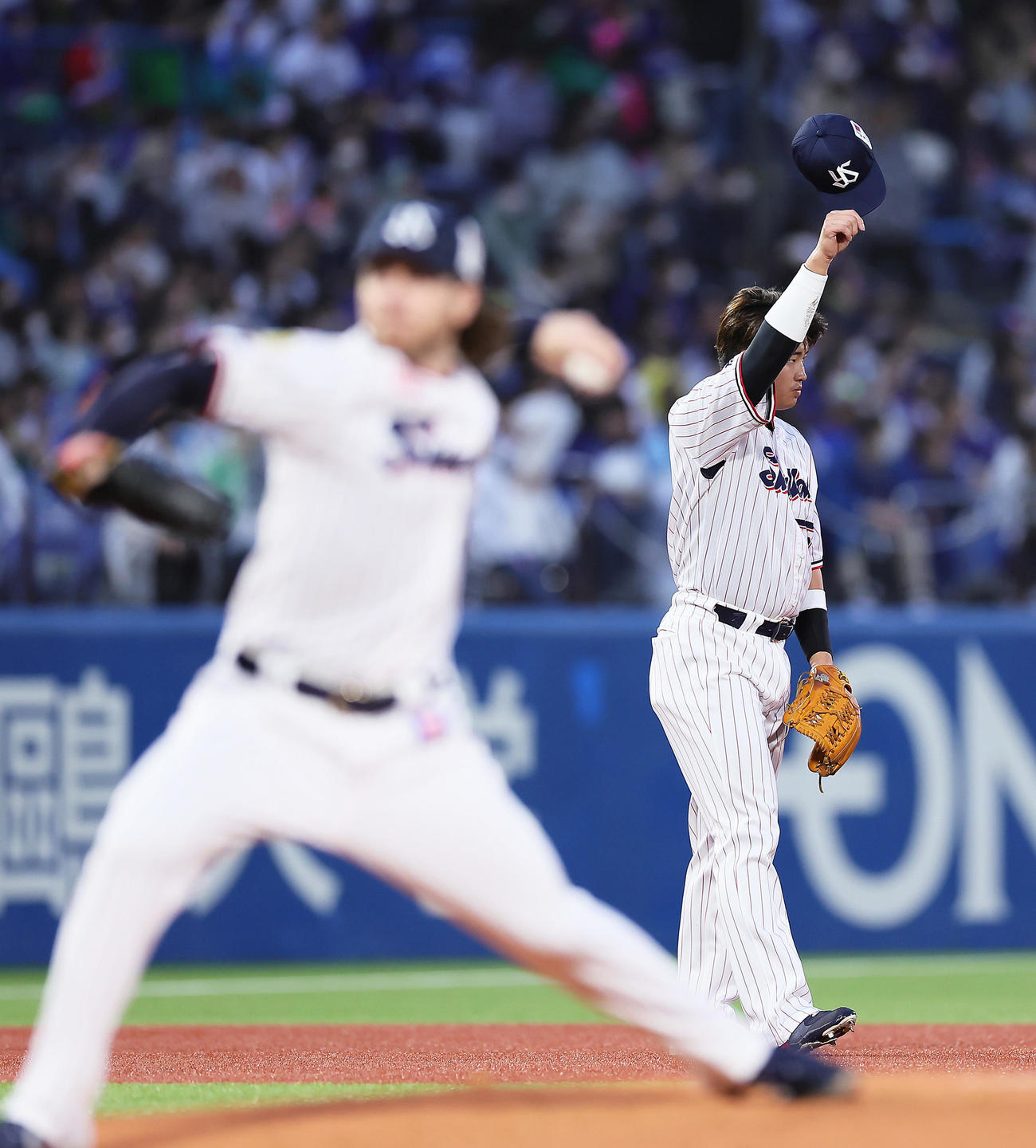 ヤクルト対中日1回に2点本塁打を放ったヤクルト村上はスタンドの声援に帽子を取って応える。手前はピーターズ（撮影・足立雅史）