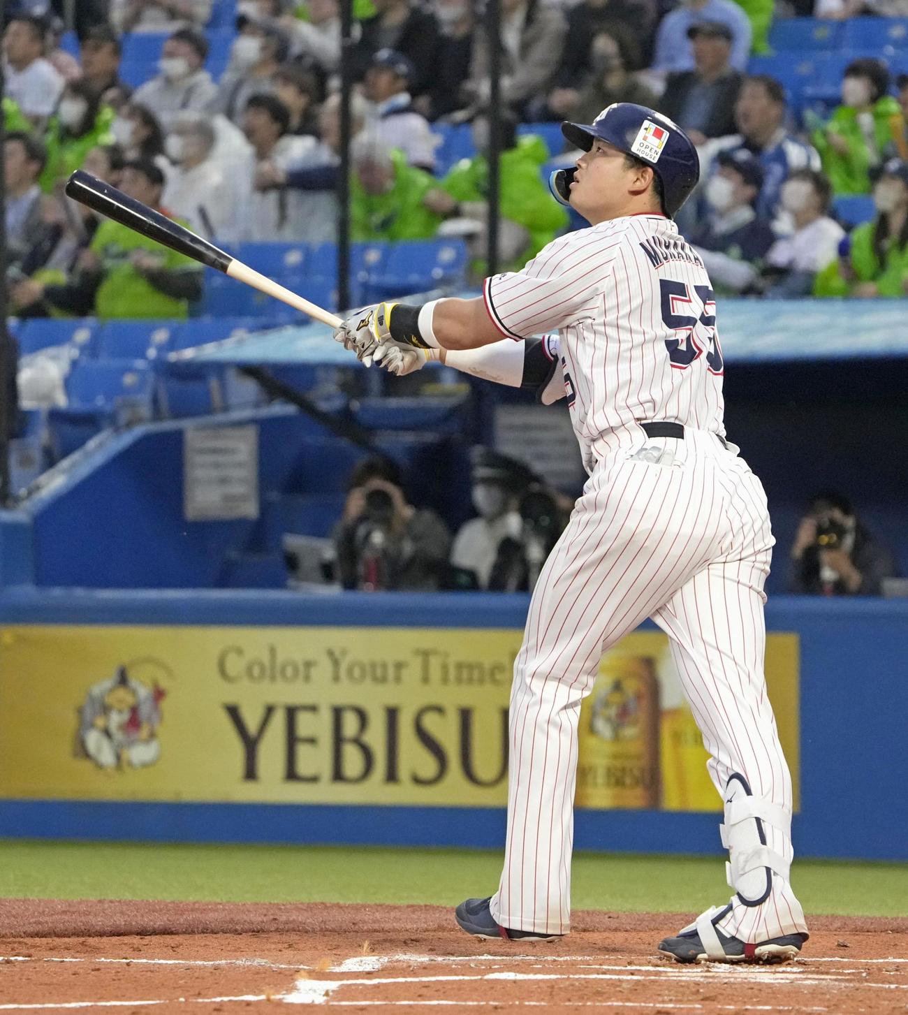 ヤクルト対中日　1回裏ヤクルト2死二塁、村上が左中間に先制2ランを放つ（共同）