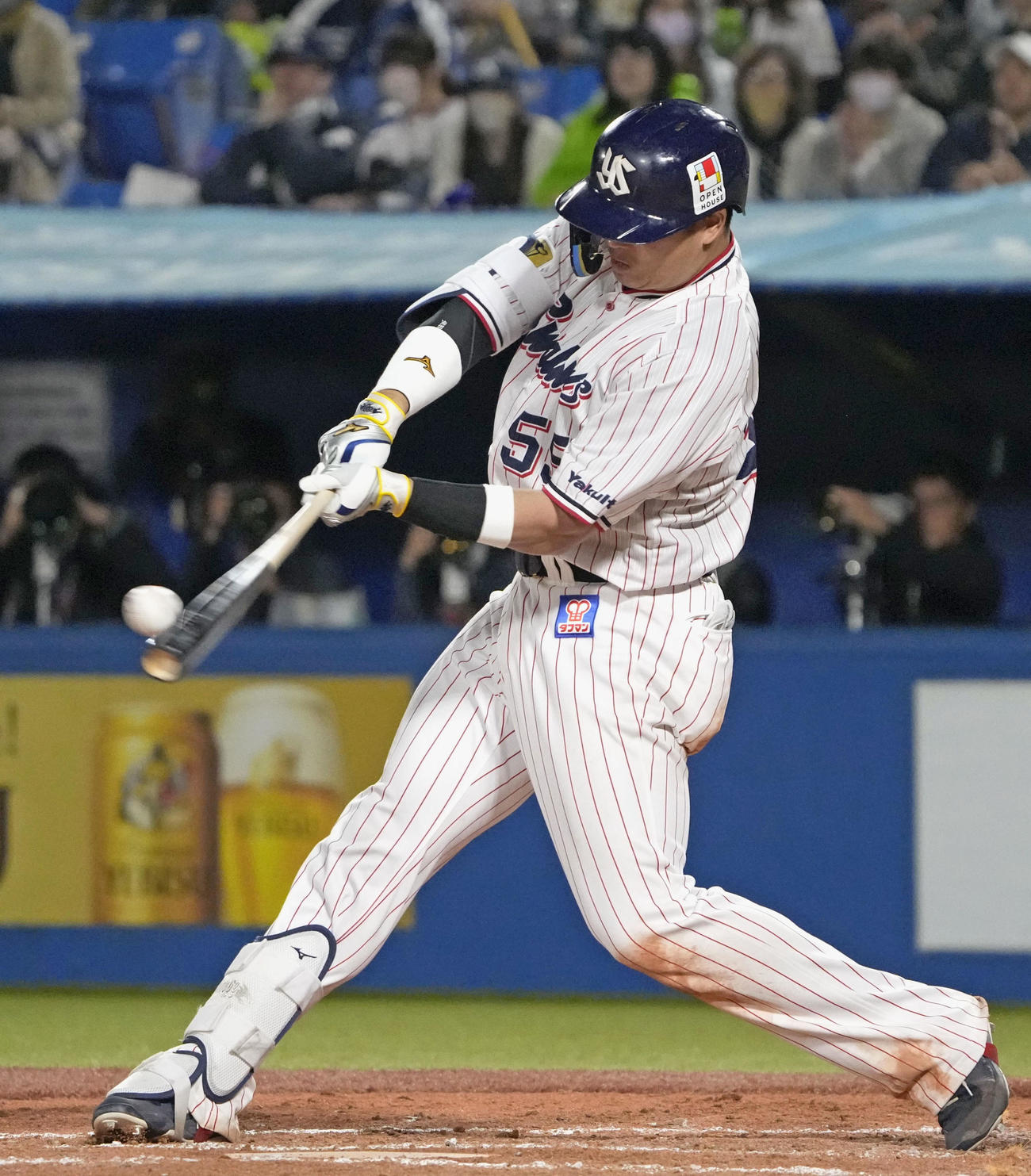 ヤクルト対中日　8回裏ヤクルト無死一塁、村上が右中間にこの試合2本目の2ランを放つ（共同）